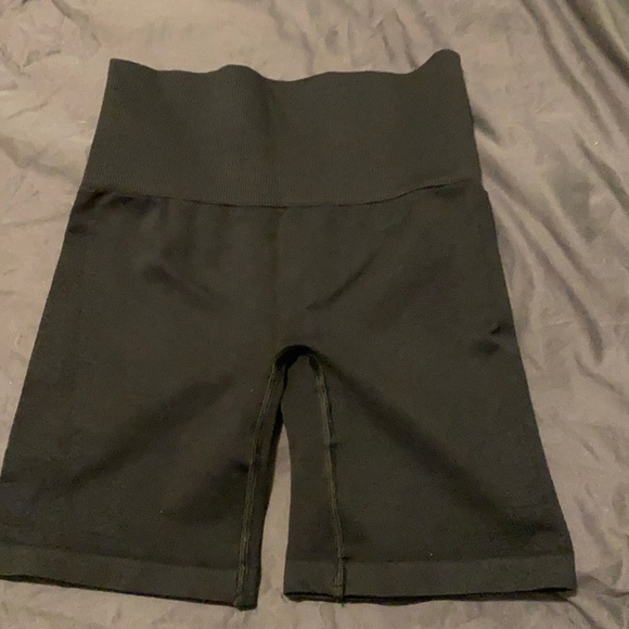 Aritzia biker shorts in black size xs worn once